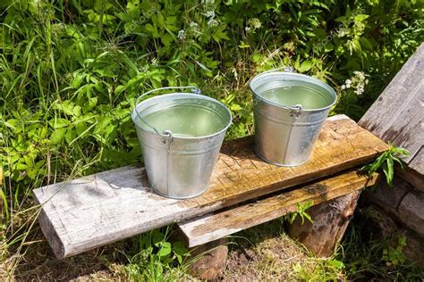 Используйте ведра с водой для больших пожаров