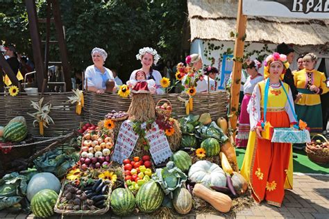 Как отмечается праздник в разных странах мира