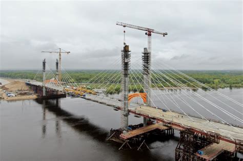 Соединение опор и установка плит моста